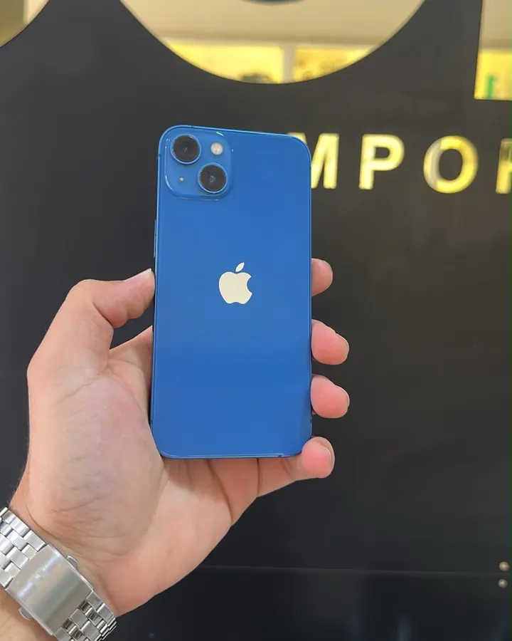 iPhone 13 128 GB azul, seminovo com bateria em 80%, na Loop Imports em Caratinga