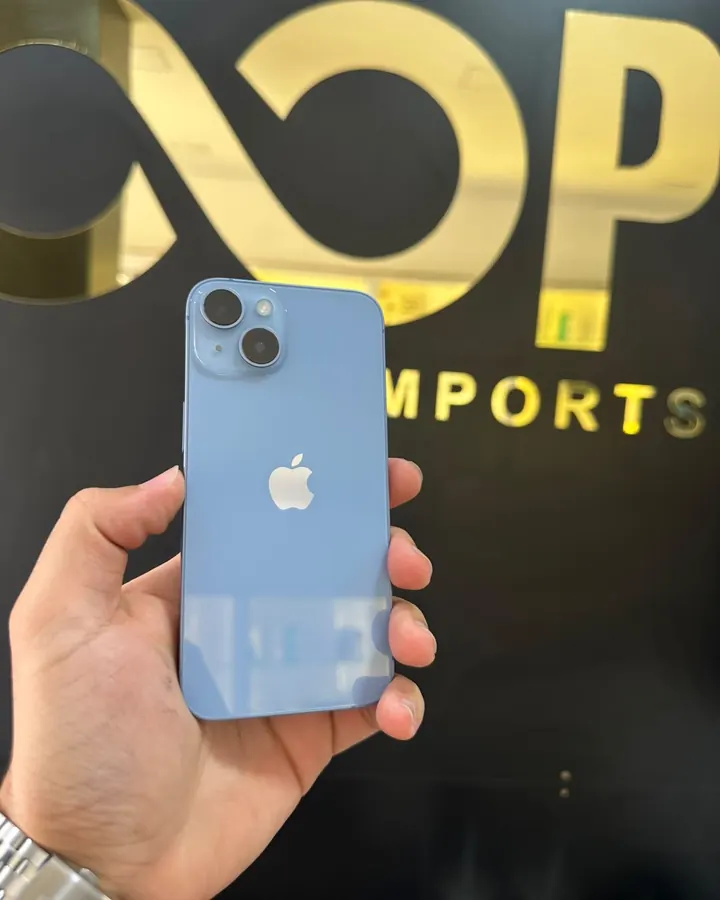 iPhone 14 128 GB azul, seminovo com bateria em 81%, na Loop Imports em Caratinga
