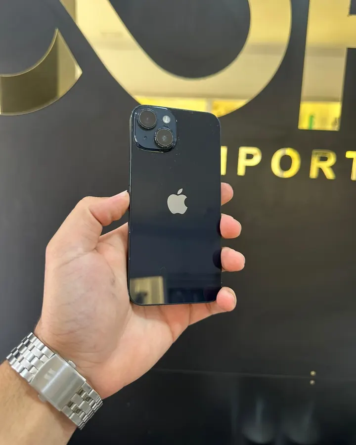 iPhone 14 128 GB meia-noite, seminovo com bateria em 83%, na Loop Imports em Caratinga