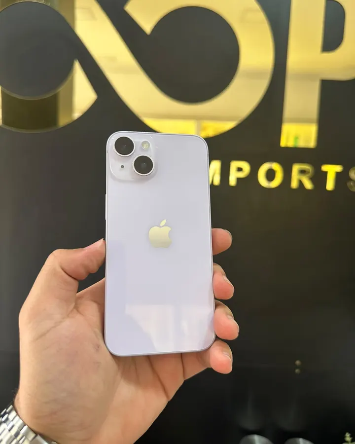 iPhone 14 128 GB roxo, seminovo com bateria em 79%, na Loop Imports em Caratinga