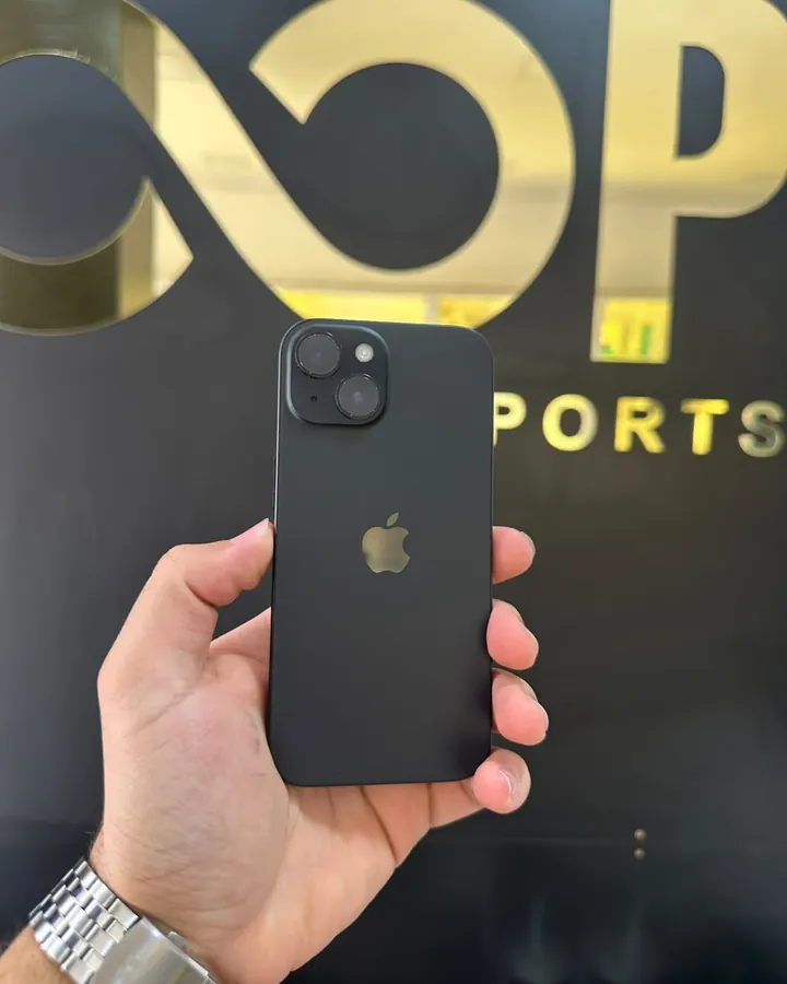 iPhone 15 256 GB preto, seminovo com bateria em 86%, na Loop Imports em Caratinga