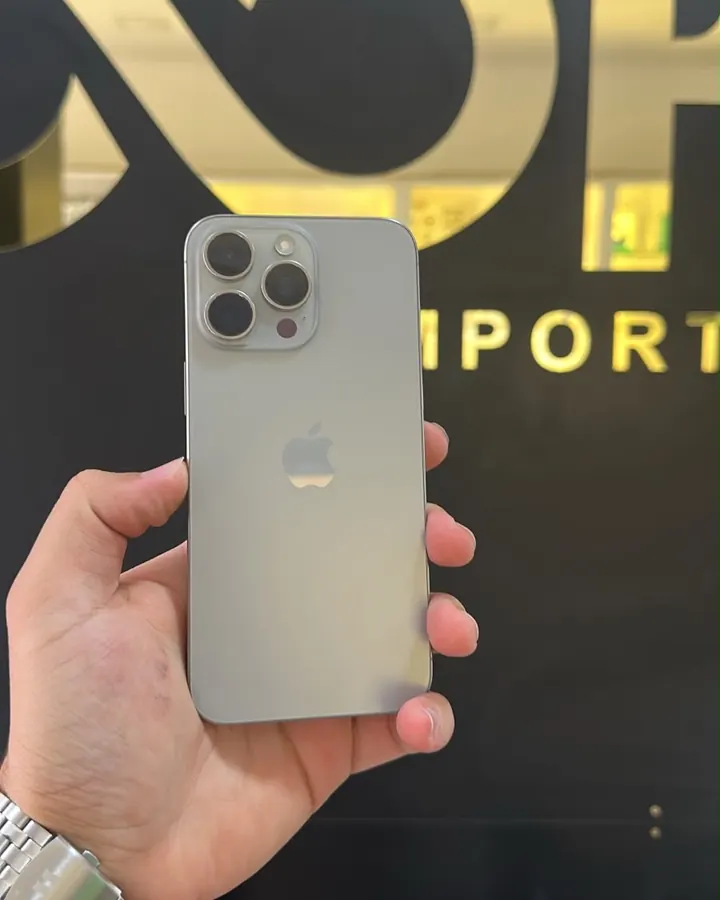 iPhone 15 Pro Max 256 GB titânio natural, seminovo com bateria em 84%, na Loop Imports em Caratinga