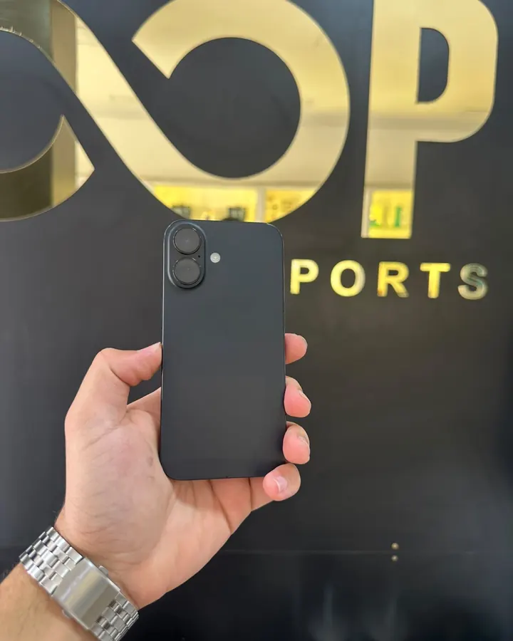 iPhone 16 128 GB preto, seminovo com bateria em 92%, na Loop Imports em Caratinga